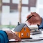 Conflito entre o adquirente que registra e o que detem a posse: quem tem prioridade na propriedade imobiliária?